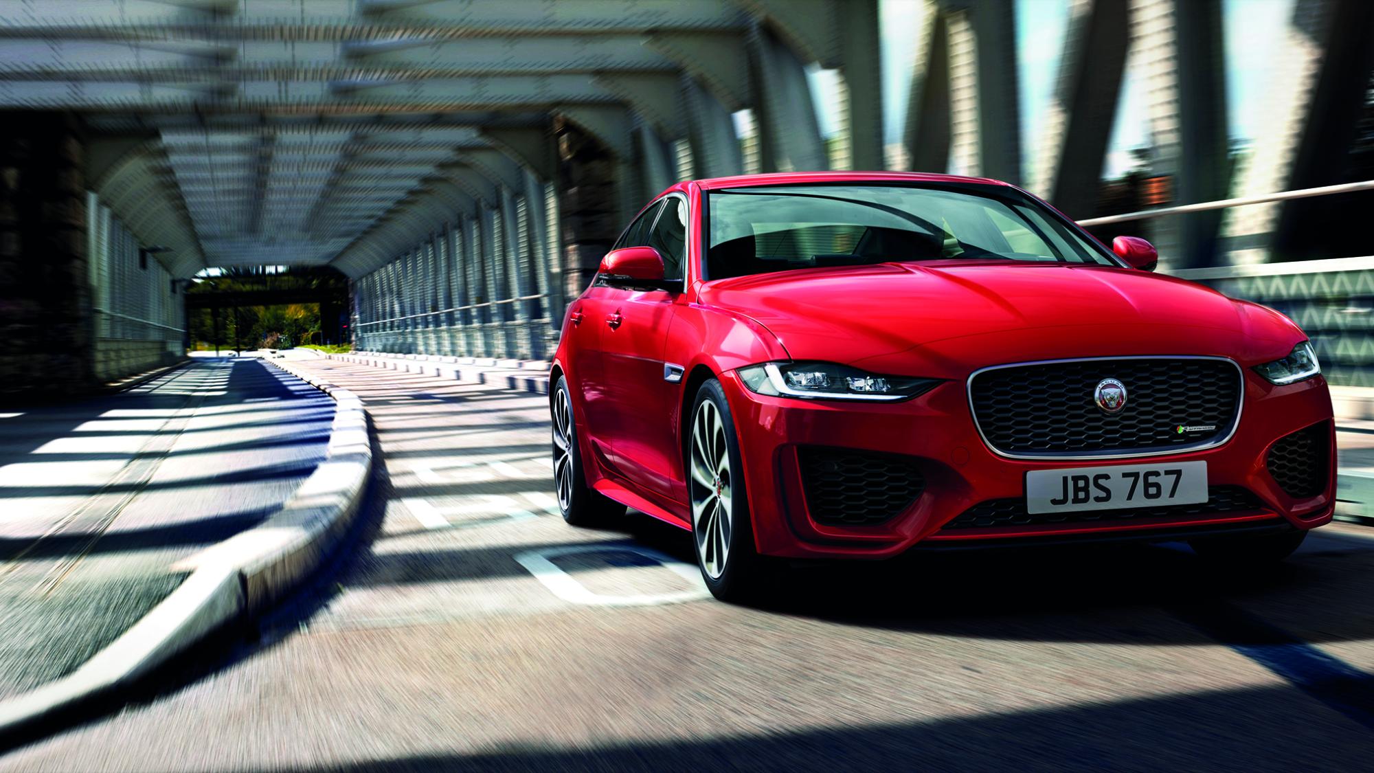 Jaguar XE in einem Tunnel